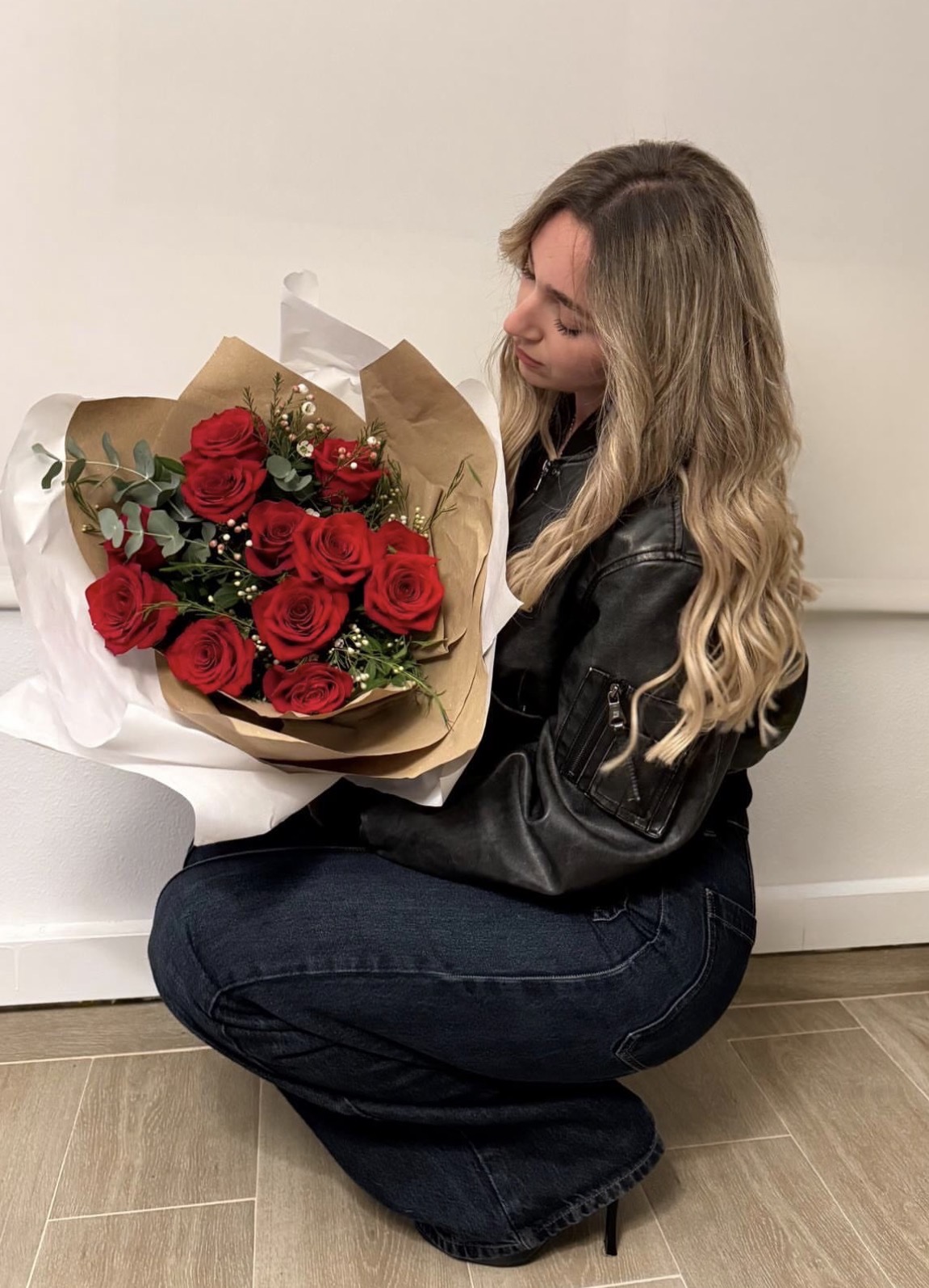 Ramo de rosas rojas en papel kraft