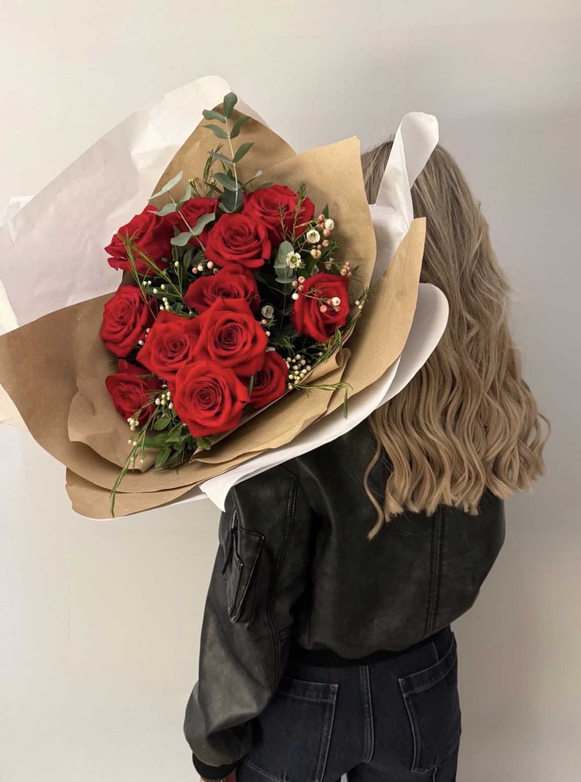 Ramo de rosas con eucalipto y paniculata